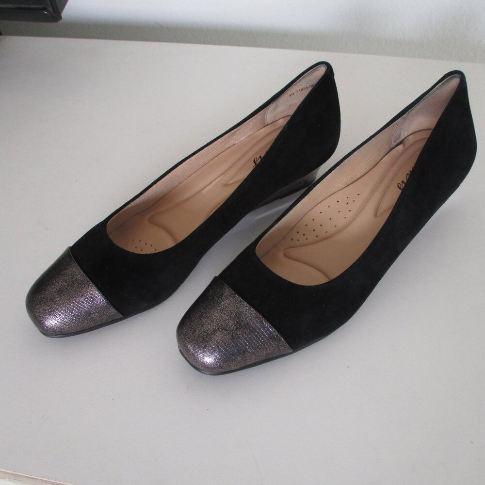 Trotters Womens Black Faux Suede Snake Toe Cap Pump w/1.25" Wedge Heel - Size 9N